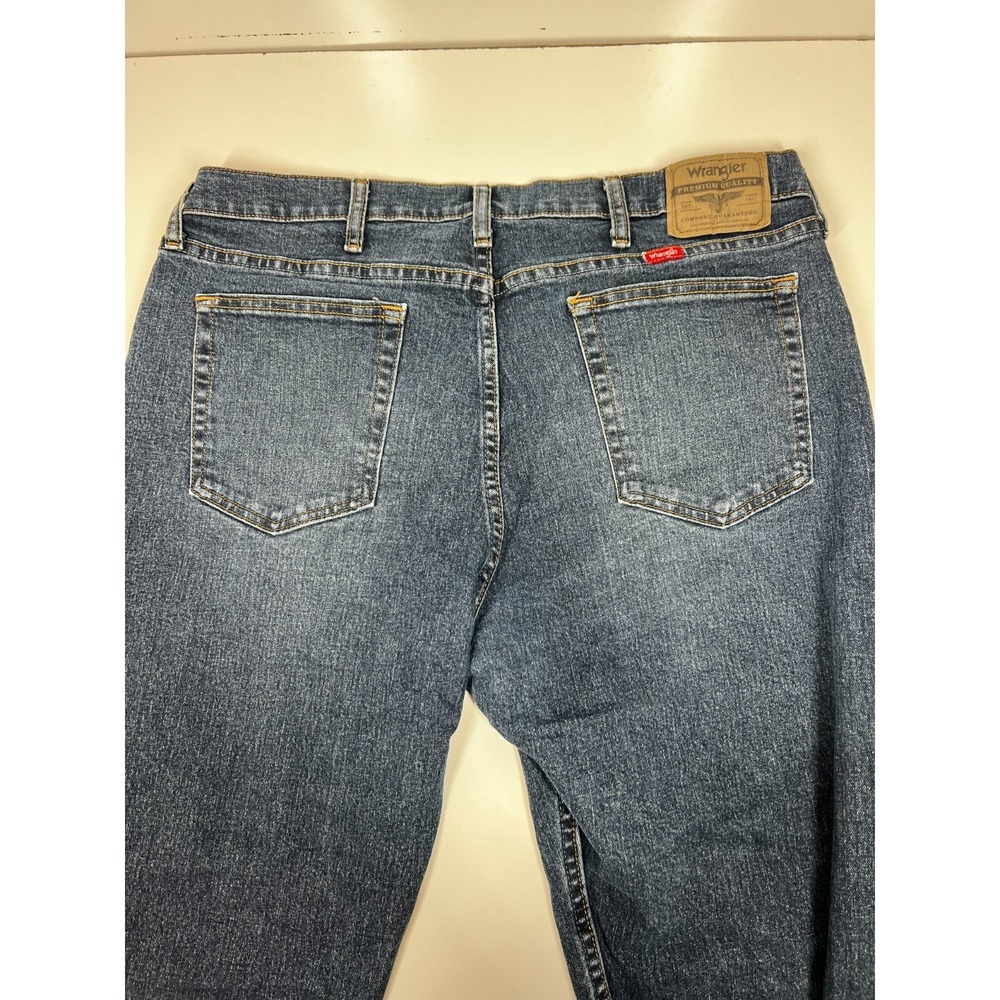 Wrangler Dark Wash Relaxed Fit Cotton Polyester Jeans Work Christmas Mens 36x30 - Picture 3 of 12